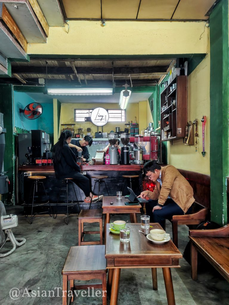 ダナン大聖堂近くのコーヒーが美味しいカフェ LÀNG ROASTERYの1階の雰囲気